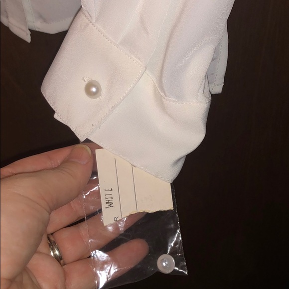 Exquisite, button down shirt. - Picture 4 of 9